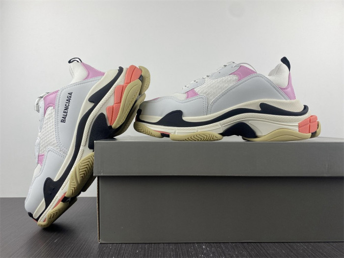 blcg sneaker triple.s sneakers 569326 w1fc3 9693
