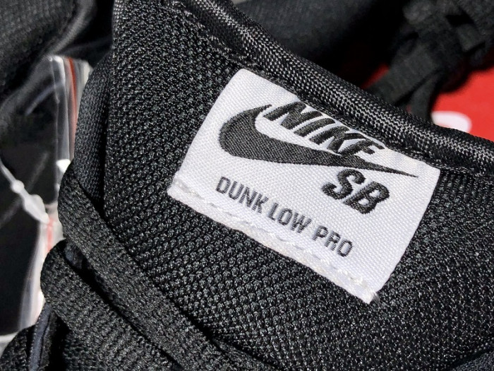 Supreme x Nike SB Dunk Low Silver Black CK3480-001