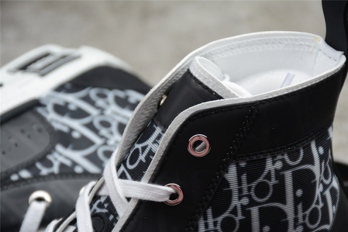 D10R B23 Oblique High Top Sneaker