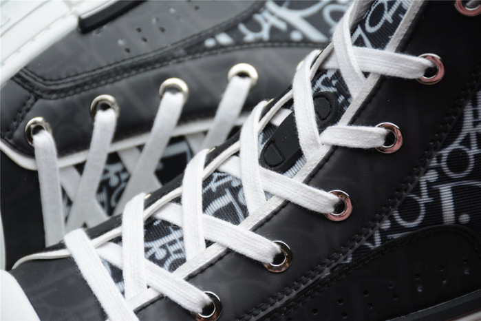 D10R B23 Oblique High Top Sneaker