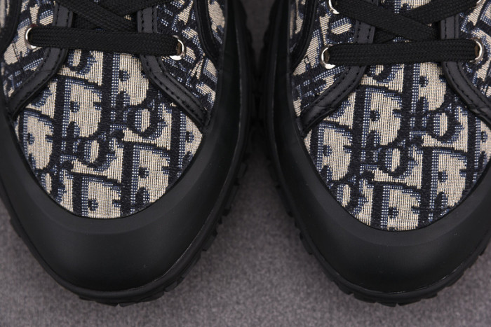 D10R B28 Sneakers High Top